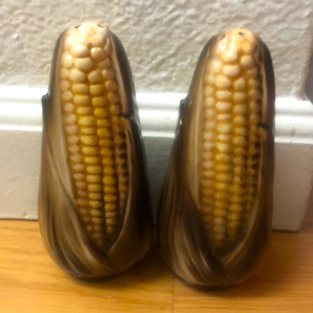 Salt n pepper shakers